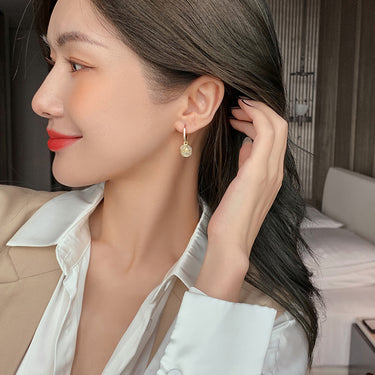 Elegant Cat’s Eye Stud Earrings – Light Luxury Design with Soft Shine & Timeless Charm